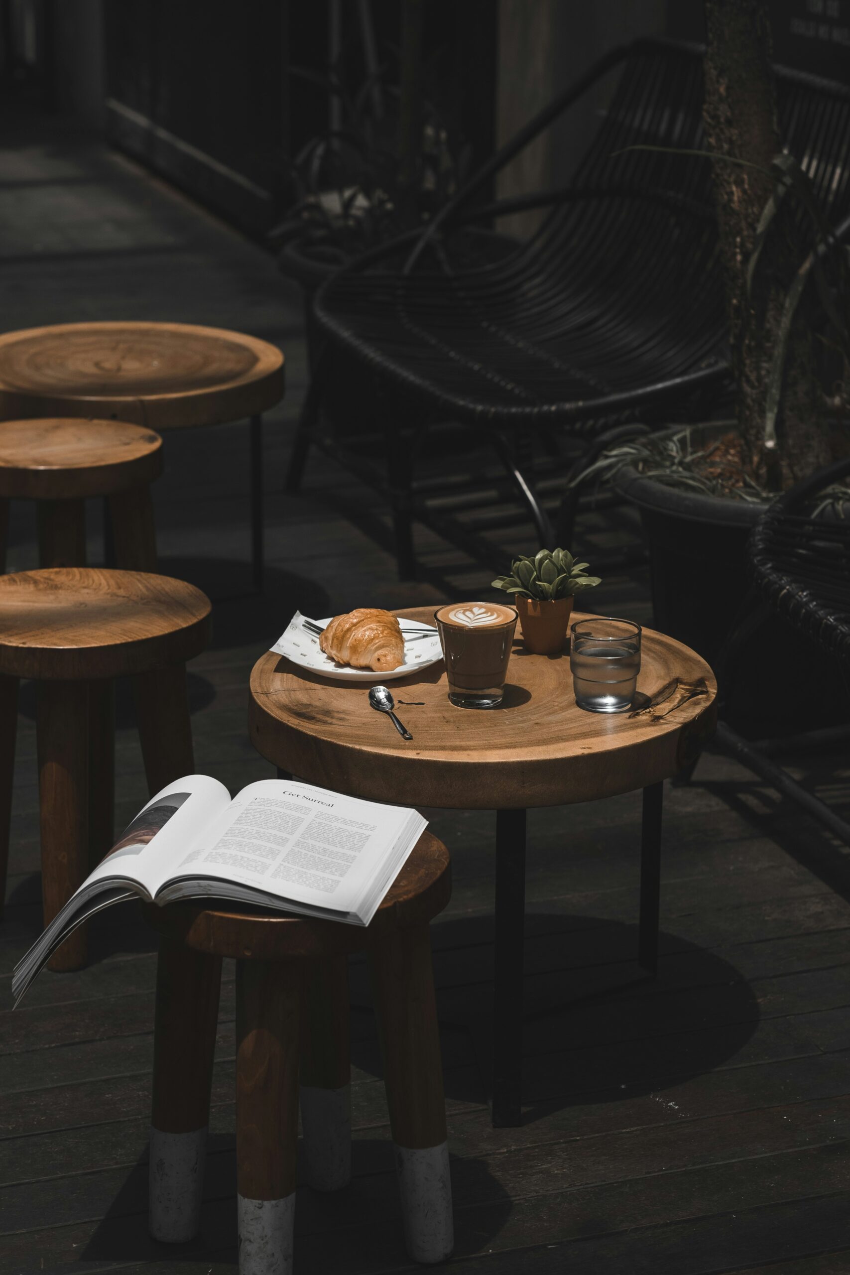 Mesa con cafés y libro abierto